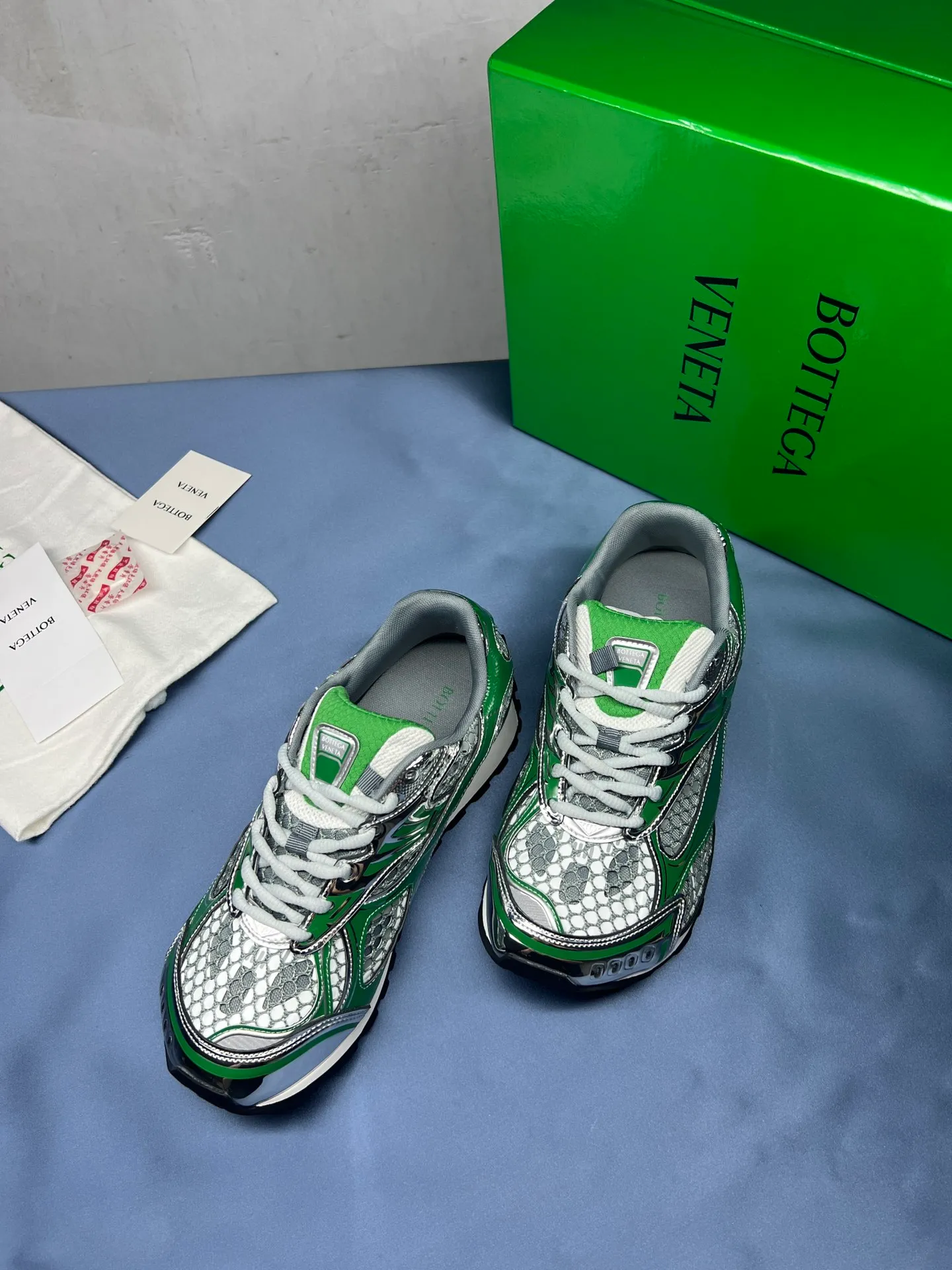 👟👟Ex-factory price 600👟👟 Men's size +10 Real photos 🔥🔥BV Orbit sneakers Wang Yibo's same style couple's dad shoes Runner sneakers, made of lightweight technical mesh fabric. Matched with geometric pattern designed rubber outsole, Wang Zha series high version. Look for the package technology. It is actually a lot taller, but the legs are still slim. Very nice, playable and durable. Matched to the standard💯 Package shoe technology. Look for the high version. The outsole is made of color-blocked TPU outsole. Women's model 35 36 37 38 39 40 41 42 (40 41 42 43 44 45 customized) (Customer logo can be accepted without refund or exchange at a favorable price) Equipped with original packaging